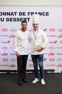 Philippe Mille, prsident du concours et Pierre-Jean Quinonero, champion de France du dessert 2021, catgorie professionnels.
