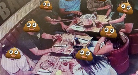 La photo diffuse sur Facebook de la table partie sans payer avec les visages cachs par des mojis.