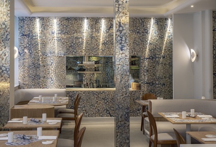 Le dcor lgant du restaurant a t imagin par la designer Mathilde de l'Ecotais, en collaboration avec Bobo Design Studio.