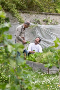 Romain Meder et Grard Germaine, le jardinier du domaine.