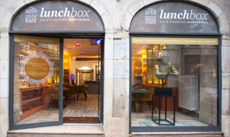 Restaurant et salon de th, LunchBox propose une cuisine ayurvdique pour complter les services proposs au spa.