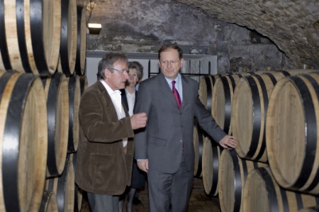 herv Novelli visitant  la cave Alphonse Mellot, charge d'histoire et situe au coeur du centre historique de Sancerres, produisant plus de 300 000 bouteilles de vin par an.