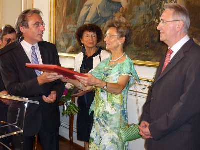 Monique et Emile Jung rcompenss par le maire de Strasbourg, Roland Ries, et son pouse.