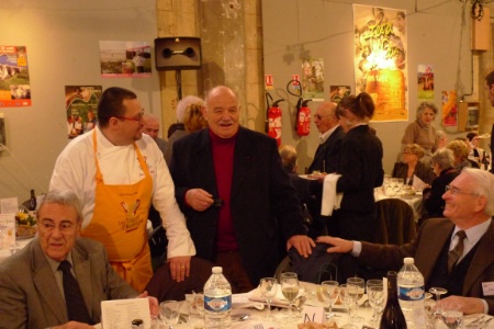 Jean-Pierre Vidal, prsident des Toques d'Auvergne, avec Pierre Troisgros. Dj assis, Bernard Bouniol, prsident de la CCI du Cantal et Antoine Sachapt, cofondateur des Toques.