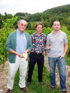 Georges Truc, Onogologue, Bertrand Boisleve, Sommelier et Julien Brchet, Prsident des Jeunes Vignerons, exposs dans les vignes du Domaine des Bosquets .