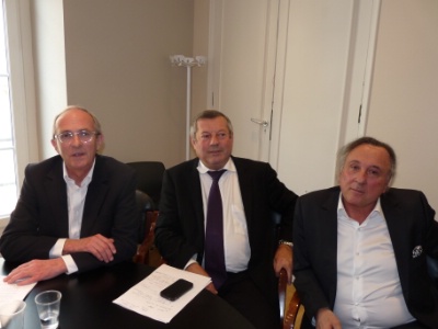 Au centre, Roland Hguy, prsident confdral de l'Umih, entour d'Herv Bcam, vice-prsident ( gauche), et de Pierre-Paul Alfonsi, rapporteur de la commission nationale de lutte contre le paracommercialisme au sein du syndicat.