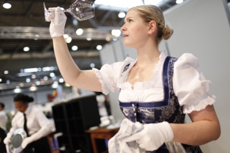 La candidate autrichienne, dans une longue robe typique de son pays, ralise la mise en place de sa table gastronomique.