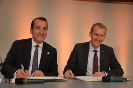 De g  d : Franck Jeantet et Guillaume Garot, mercredi 25 septembre, lors de la signature.