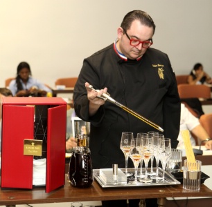 Fabrice Sommier assurant le service du cognac.