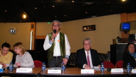 Jean-Marie Gervais prend la parole lors de l'assemble de l'Umih 37.  sa gauche, Hubert Jan, prsident national des restaurateurs  l'Umih.