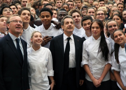 Nicolas Sarkozy : ' Il est urgent de rduire le cot du travail. Je propose une suppression complte des charges sociales qui psent sur le smic, dgressives jusqu' 1,6 smic.'