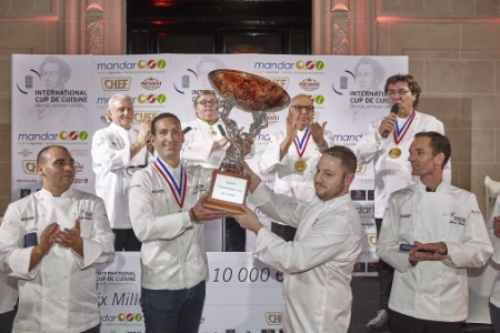 La remise du trophe International Cup de cuisine  Romain Besseron par les Cuisiniers de France