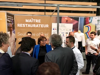Martine Pinville, Secrtaire d'Etat en charge du commerce, en visite au Sirha, s'est arrte sur le stand de l'Association Franaise des Matres Restaurateurs.