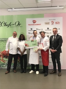 De g ą d : Marc Galais, Aļda, Dylan Desmoulins, Michel Roth et Eric Decroix, prsident de Transgourmet France.