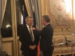 Roland Héguy reçoit les insignes de la Légion d'Honneur des mains de Jean-Baptiste Lemoyne