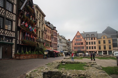 Lieu touristique par excellence, la place du Vieux March de Rouen attend le retour des visiteurs du week-end.