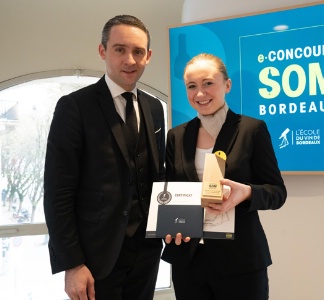 Antoine Ptrus et Emma Hubert lors de la remise du prix Som'Bordeaux.