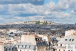 L'installation des terrasses de la place du Tertre a démarré en prévision de la reprise